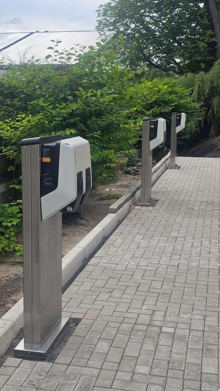 Rad nabíjacích staníc pre elektromobily pozdĺž parkovacích státí