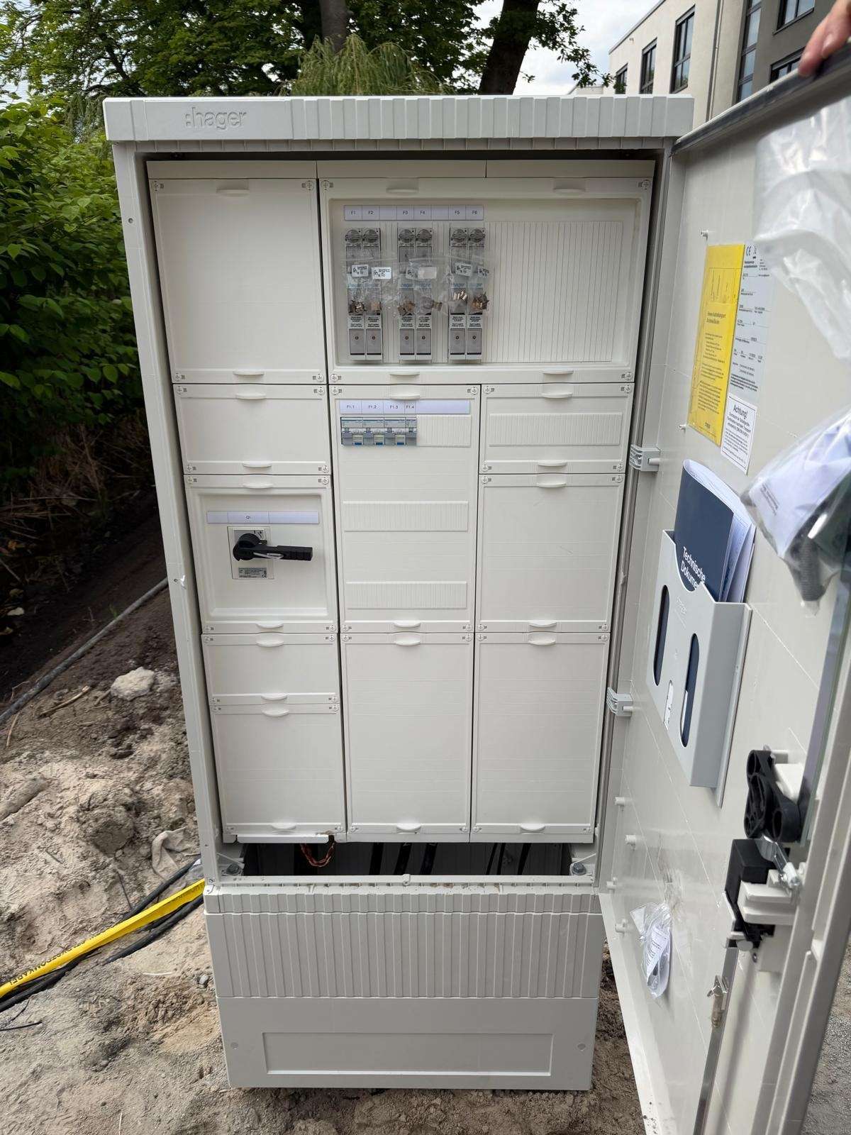 Elektromerový rozvádzač v plastovom pilieri pripravený na osadenie meradiel